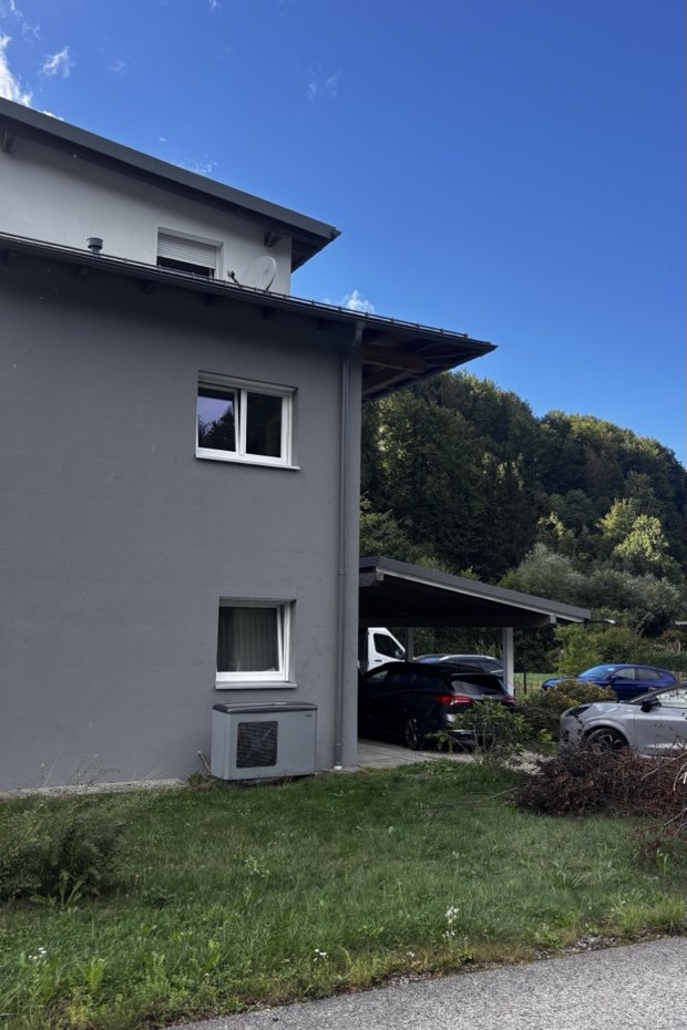 Das Haus der Praxis in der Zugleiten 21, von der Straße aus gesehen