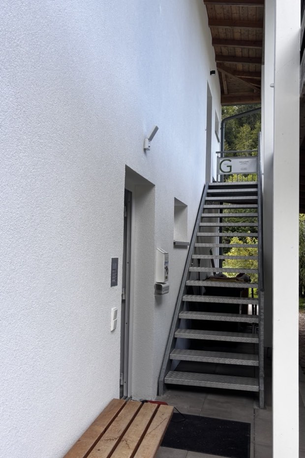 Der Eingang zur Praxis mit der Außentreppe